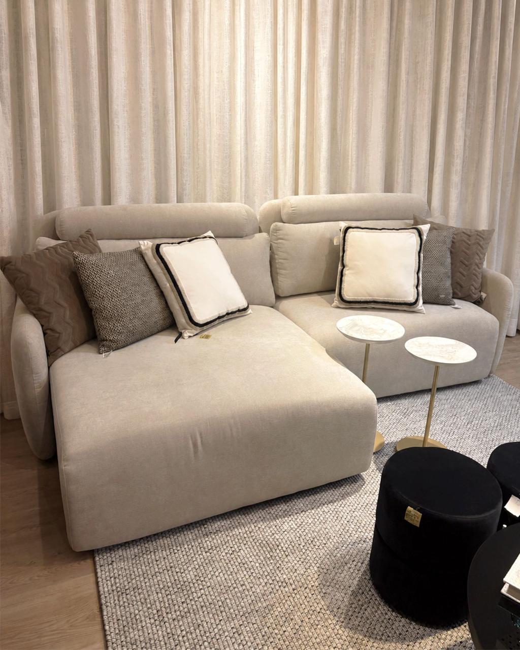 Tapete de trama grossa sob sofá modular claro em living contemporâneo